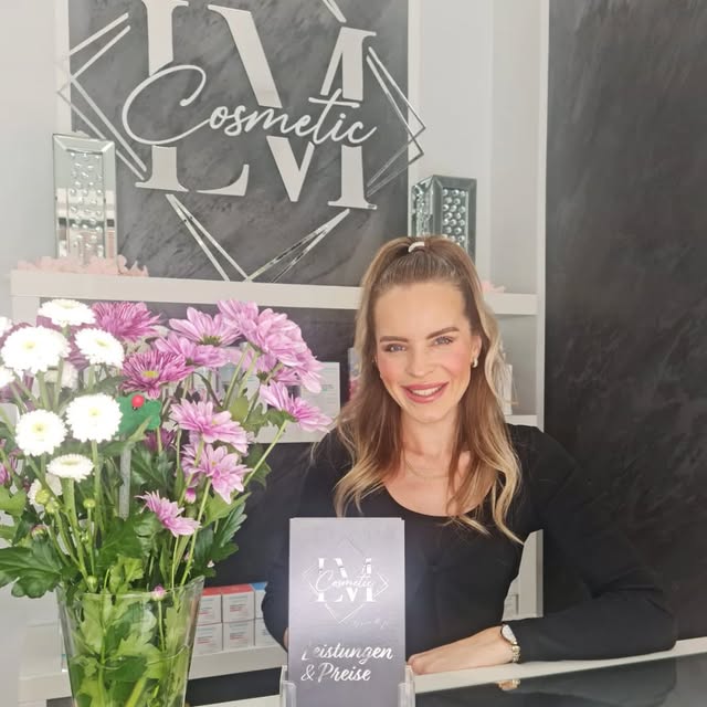 Inhaberin von LM Cosmetic am Empfang