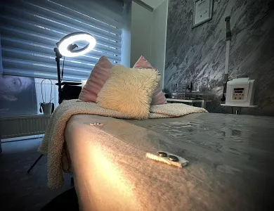 Liege mit Ringlicht im Behandlungsraum